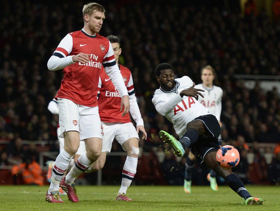 Mertesacker Adebayor Arsenal Tottenham FA pokal