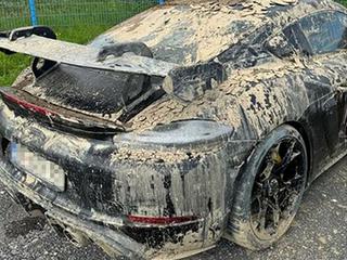 poplavljeni šporsche cayman GT4 RS