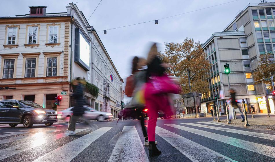 Zbežal s kraja nesreče: Na prehodu za pešce treščil v dva otroka