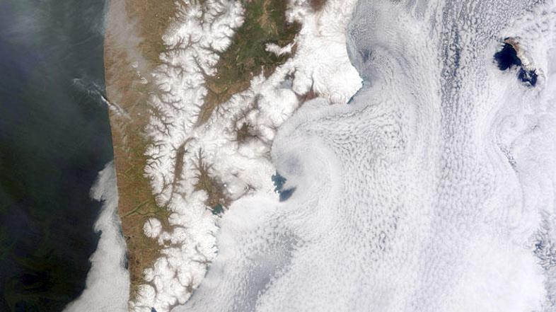 Polotok Kamčatka in oblačni pokrov nad njeno vzhodno obalo.