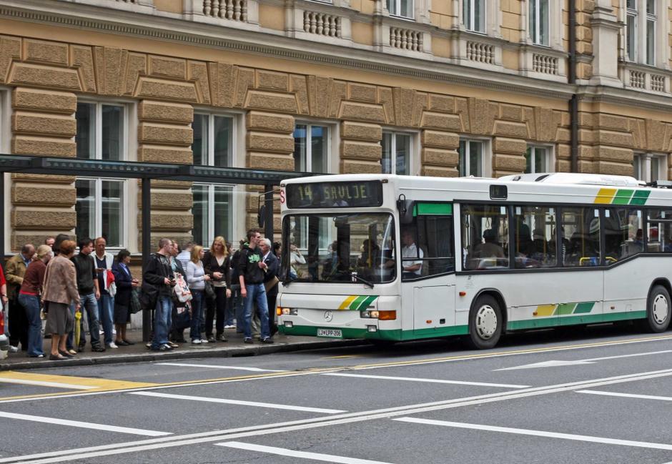 ljubljana 18.06.08 mestni avtobus na postajaliscu Posta, potniki, ljudje; foto:S | Avtor: Saša Despot