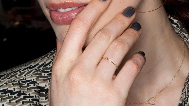 Za najdaljšo noč nohte obarvajte v temne odtenke. (Foto: Imaxtree)