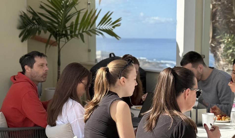 Ali delo na dopustu res deluje? 95 % ekipe pravi to ...