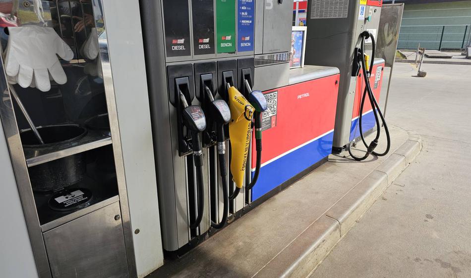 Mirijo paniko med ljudmi, ker na nekaterih črpalkah ni goriva