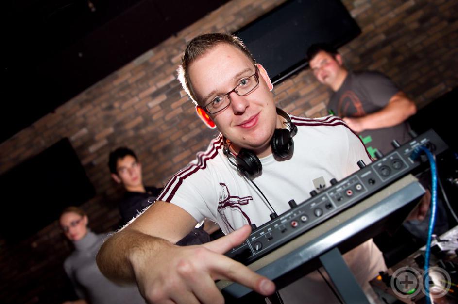 Študenti noreli vse do jutra