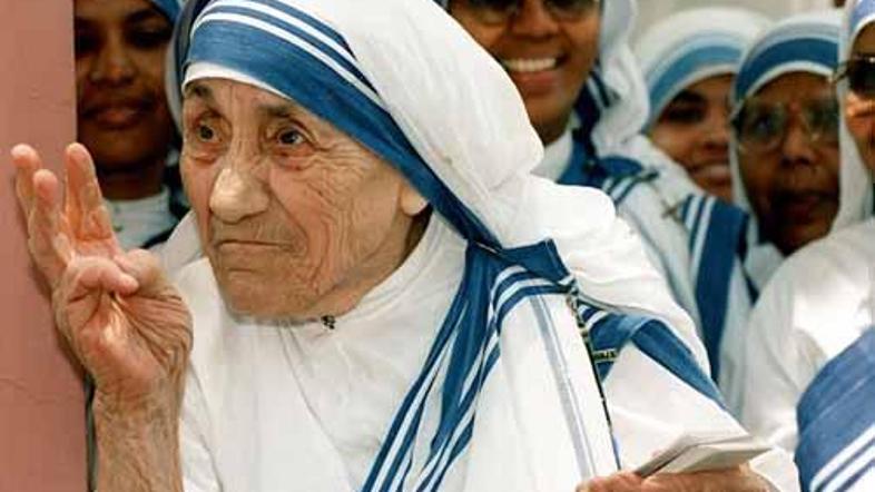 Mati Tereza je svoje življenje posvetila skrbi za uboge na ulicah indijske Kalku