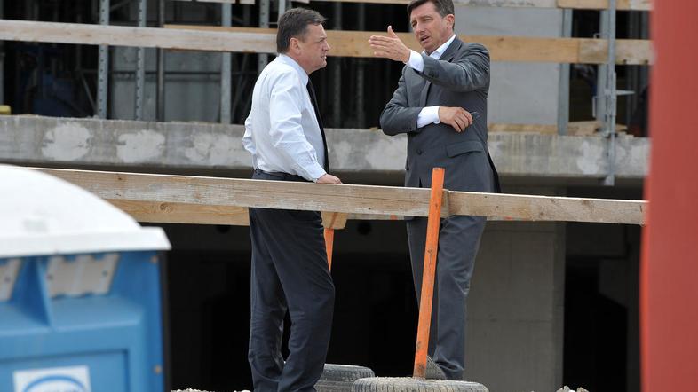 Pahor je ujet med dvema ognjema: ali pomagati Jankoviću in tvegati svojo politič