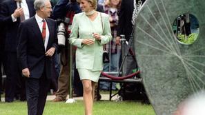 Princesa Diana na obisku v ZDA ob kipu Barbare Hepworth leta 1996. Umetnica je d