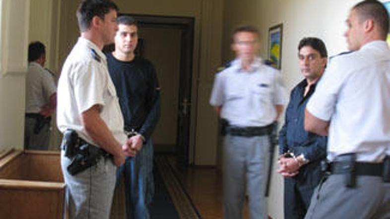 Obtoženca Iztoka Šajnoviča (levo) in Bojana Brajdiča so na obravnavo pripeljali 