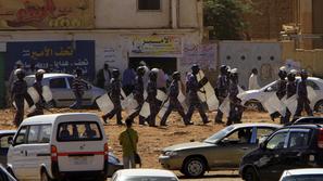 Močno oboroženi policisti patruljirajo na ulicah glavnega mesta. (Foto: Reuters)