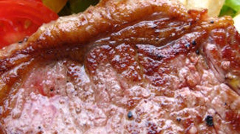 Ankete med državljani kažejo, da je za kosilo ceneje pojesti kos mesa kot kilogr