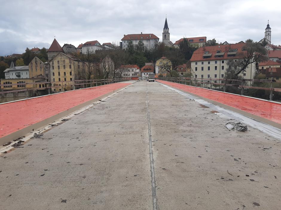 Most čez Savo v Kranju od železniške postaje do Jelenovega klanca še vedno zaprt | Avtor: arhiv Mestna občina Kranj
