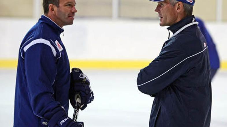 Dany Gelinas s selektorjem Johnom Harringtonom na Bledu preizkuša mlade upe.