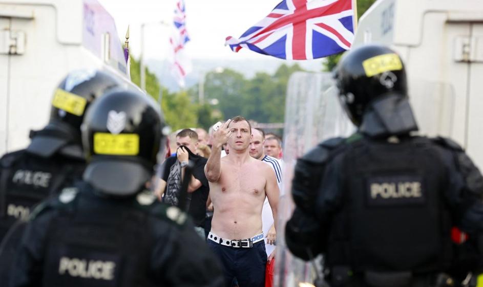 Belfast, nemiri, policija, protestniki