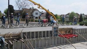 Včeraj so na mostu oziroma nadvozu delavci podjetja Gradis GP iz Ljubljane izvaj