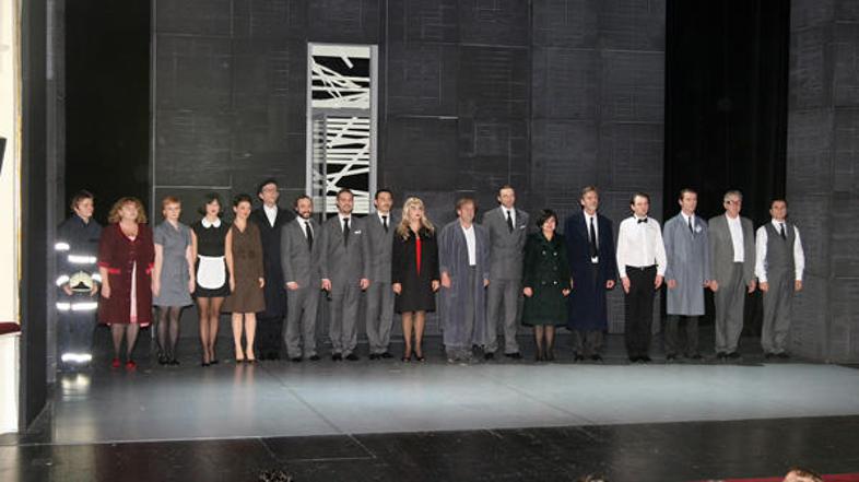 Vsi igralci, ki so nastopali na premieri Tauferjeve nove drame.