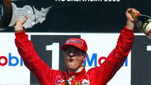 Michael Schumacher, ki se je takole veselil uspeha leta 2002, je s štirimi zmaga