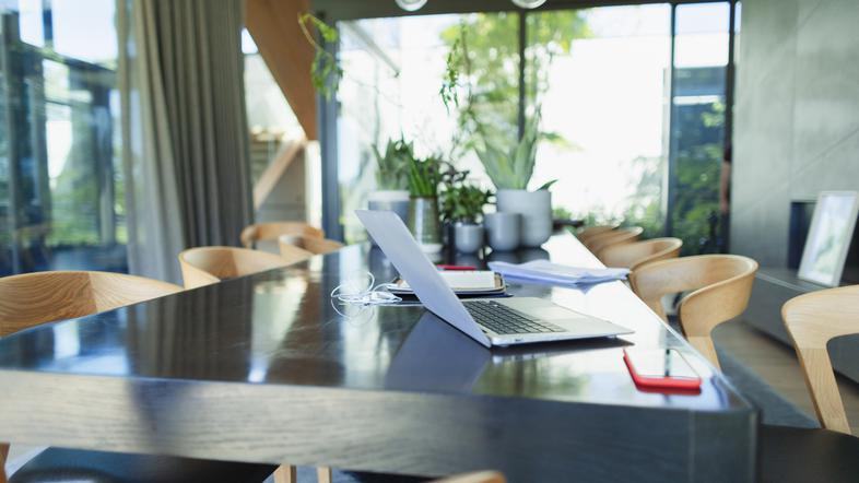 Prazna pisarna z veliko mizo in računalnikom