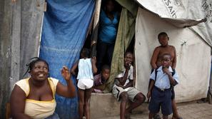 Prebivalci Port-au-Princea v šotorih v strahu pričakujejo tropski vihar. (Foto: 