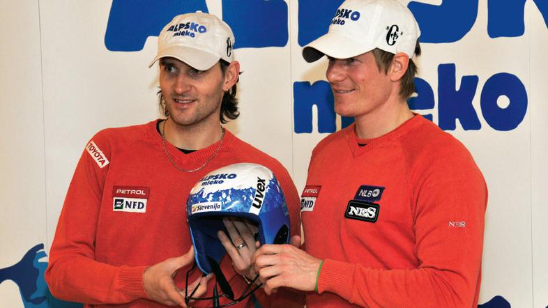 Gorza in Vajdič sta v Kranjski Gori pokazala novi čeladi. (Foto: Bruno Majer)