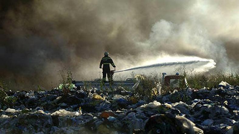 Gasilci so sicer požar že pogasili, vendar pa se ne morejo kosati s tlečimi smet