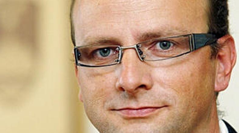 Za najbolj ključne projekte bo uveden supernadzor iz tujine, je po zapletih v pr