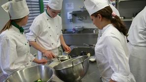 Podjetja presenetljivo ne razpisujejo štipendij za gostinske tehnike (kuharje, n