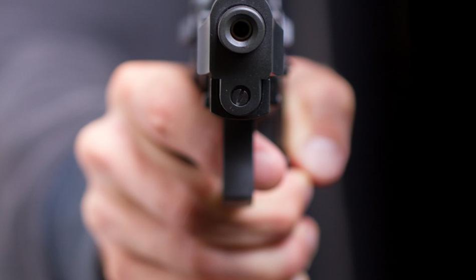 S pištolama v rokah od oslužbencev zahtevala denar