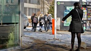 napad, pes, deklica, zenska kaze na mesto, kjer je pes napadel njeno hci