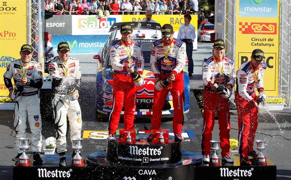 Loeb je takole proslavil še osmo zmago v sezoni. (Foto: EPA)