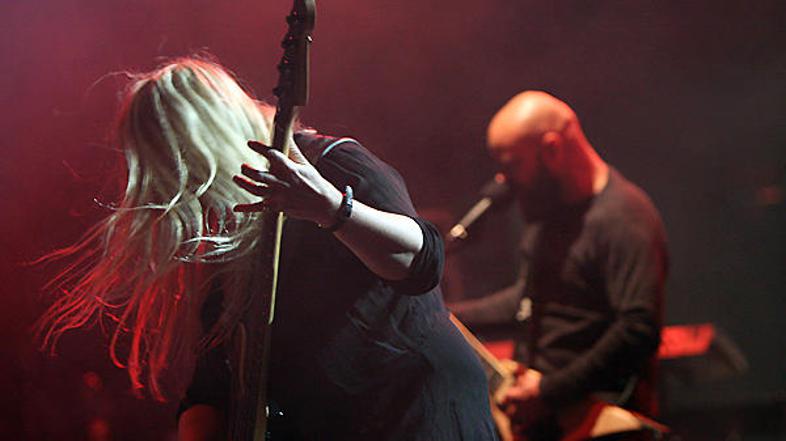 Nekaj po 20. uri so ob uverturni Cashovi Ring of Fire na oder prišli Furnaze iz 