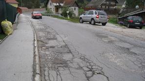 Osemsto metrov Jelovške ceste je obnovljenih, v zelo slabem stanju je je še okol