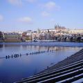 Pogled s Smetanovega nabrežja na znameniti Karlov most in Praški grad. (Foto: Ta