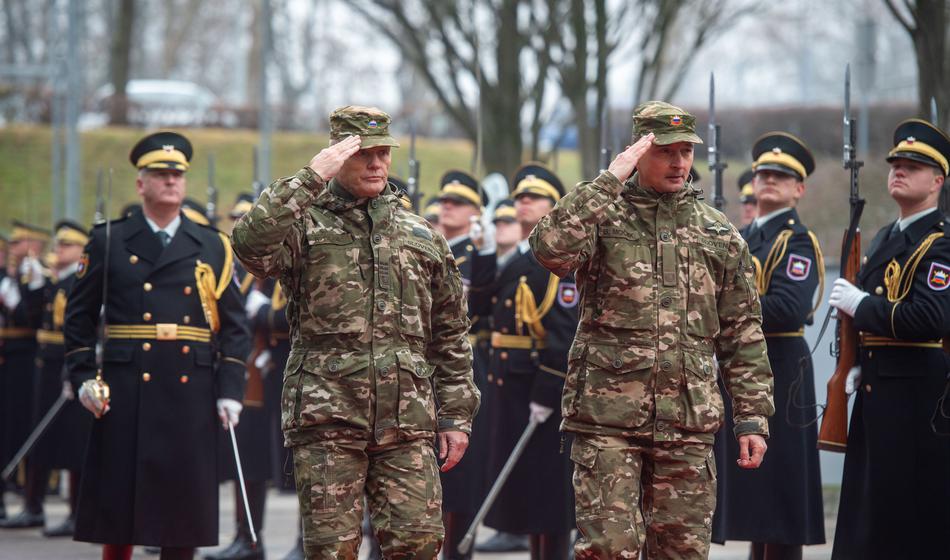 Odločitev je padla, slovenska častnika na Grenlandijo!