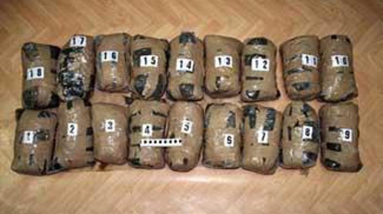 Policija še vedno ne ve ali so v morju še vedno kakšni paketi.