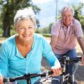 Aktivni upokojenci, starejši, na kolesu, kolo
