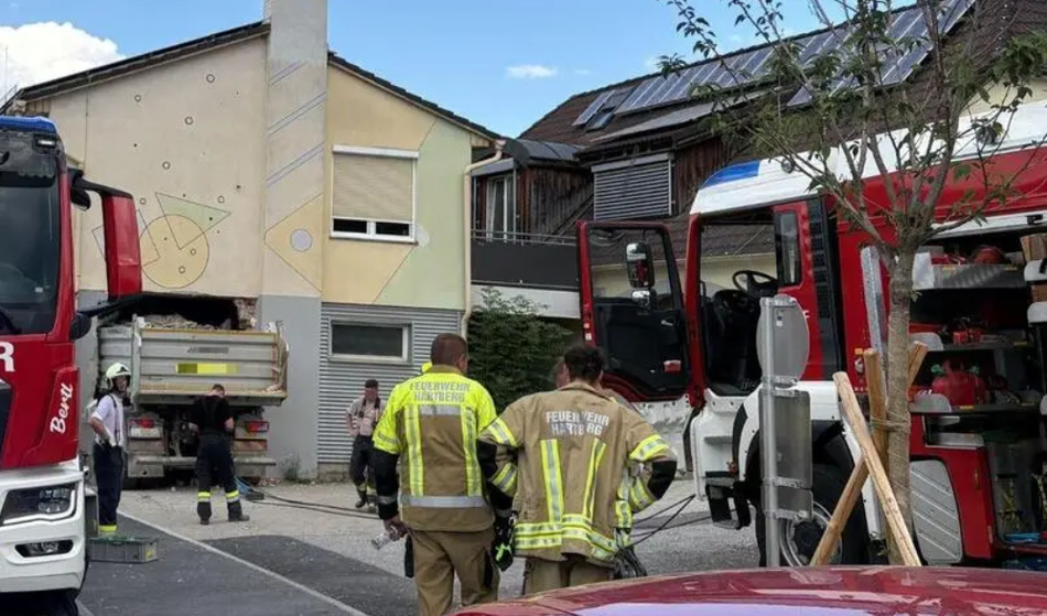 Tovornjak trčil v frizerski salon, umrla lastnica