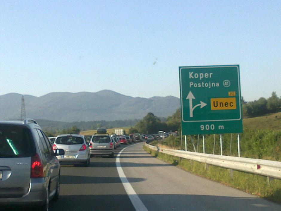 Zastoj na primorski avtocesti med Uncem in Postojno v smeri Kopra | Avtor: K. Kl.
