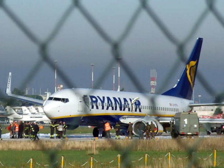 Potniki Ryanaira si bodo morali prtljago do letala nesti kar sami.