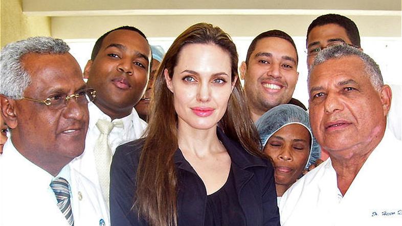 34-letna Unicefova ambasadorka je obiskala bolnišnico, nato pa poletela v haitij