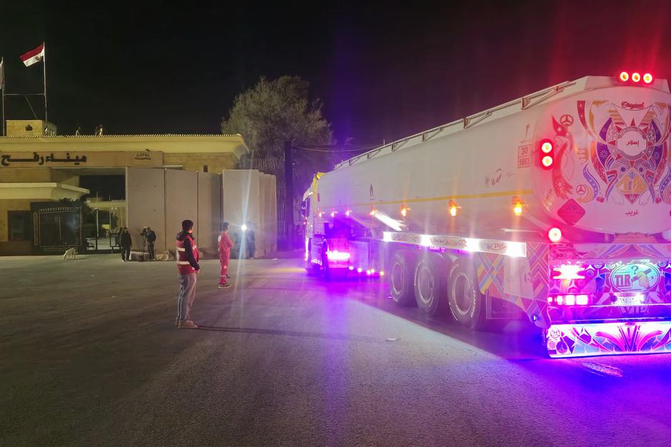 tovornjak s humanitarno pomočjo na mejnem prehodu Rafa | Avtor: Profimedia