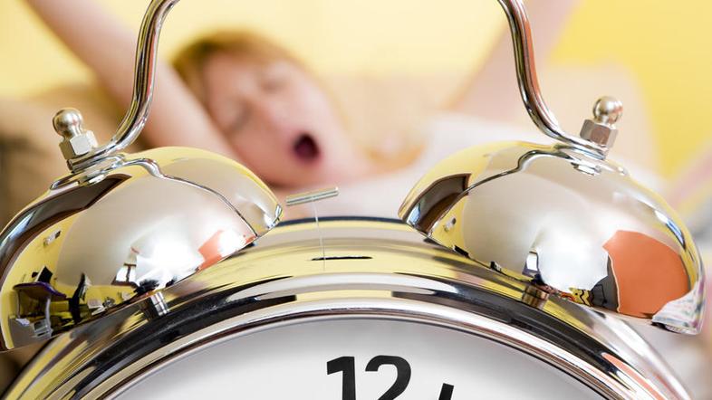 Zaspanost je le ena od posledic prehoda na poletni čas. (Foto: Shutterstock)