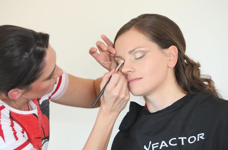 Matejo ličijo spretne roke Max Factorjeve vizažistke