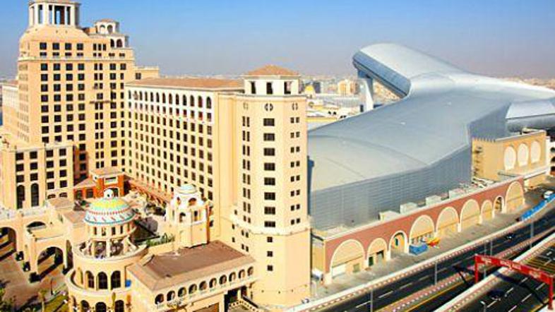 Nakupovanje in smučanje družno praznita denarnice v nakupovalnem raju Mall of th