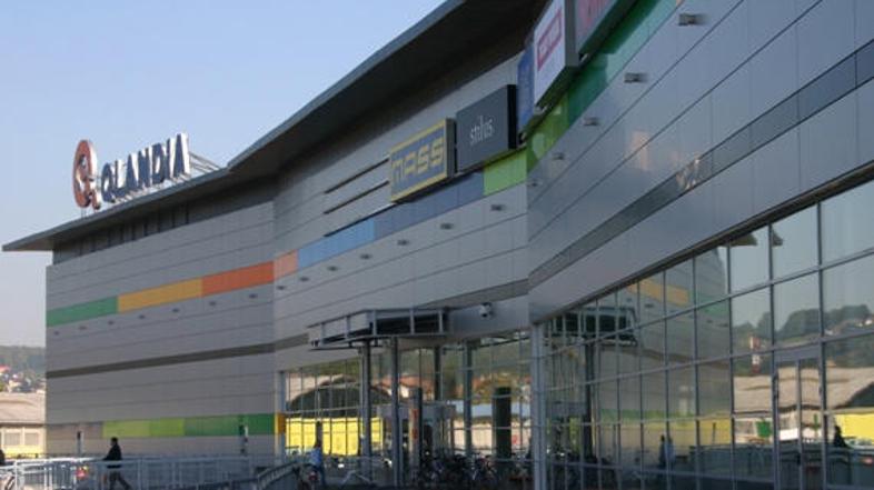 Neznani storilci so v trgovsko središče vdrli kar z avtomobilom.