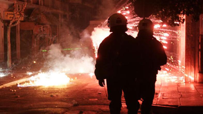 Policisti so protestnike, ki so metali molotovke, poskušali umiriti s solzivcem.
