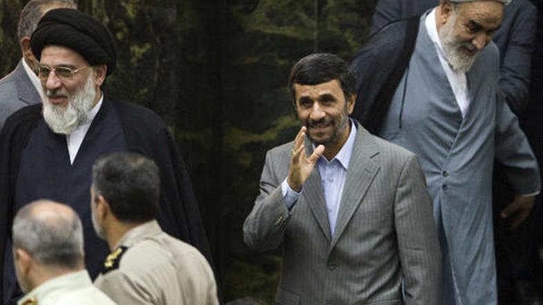 Ahmadinedžad predlaga, da bi ministrski položaj v novi iranski vladi zasedle tri