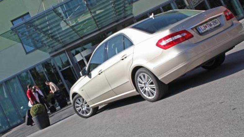 Novi E je tako kot predhodnik poslovna limuzina umirjenega značaja, ki apelira t