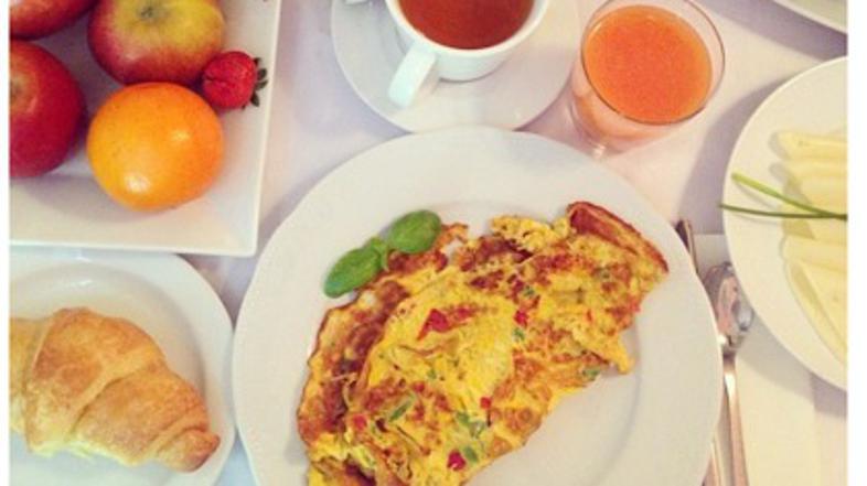 Pompozna jajčna omleta za zajtrk.