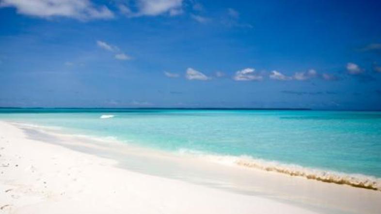 Namesto dolgočasne pisarne srečneža čakajo pravljične plaže.